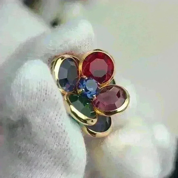 1/$59Vintage colorful crystal rhinestones flower clip on earrings in Gold-ton… - Picture 13 of 17